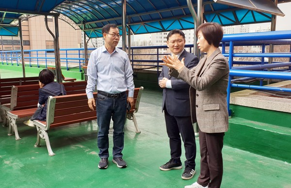 허훈 의원(가운데)이 관계자들과 양천도서관 하늘정원을 점검하고 있다. ⓒ허훈 서울시의원