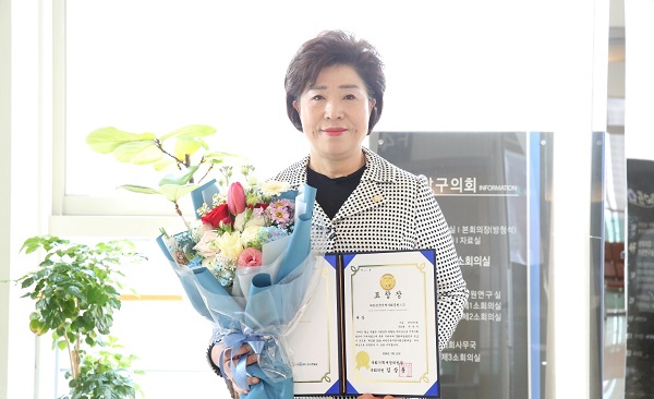 주순자 의원이 2024 대한민국지역사회공헌대상 수상 후 기념촬영