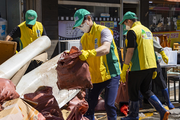 신천지자원봉사단 포항지부 회원들이 태풍피해를 입은 포항지역 내 상가의 피해복구를 돕고 있는 모습.