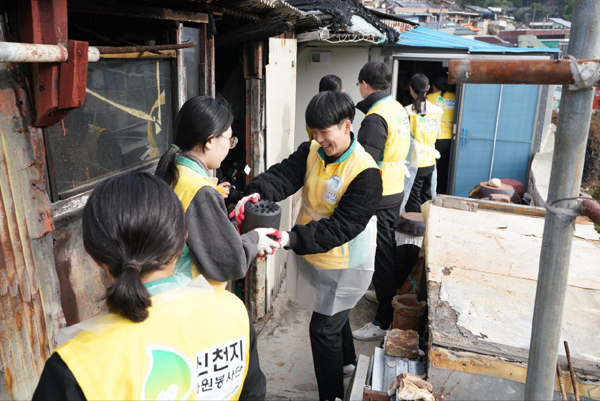 신천지자원봉사단 진주지부 회원들이 지역 내 소외계층가정에 연탄나눔봉사를 실시하고 있는 모습.