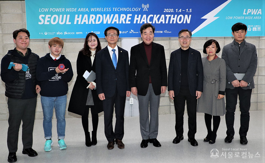유성훈 금천구청장(오른쪽 3번째)이 서울 하드웨어 해커톤 행사에 참관 기념 촬영을 하고 있다. / 사진=금천구