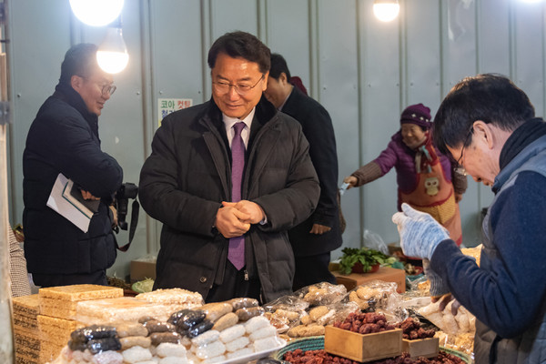22일 영동교 시장을 찾아 장을 보며 상인들과 인사를 나누고 있는 김선갑 광진구청장