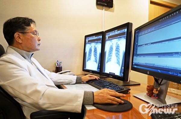 건협 서울서부지부 건강증진의원 최중찬 원장(영상의학전문의)이 수검자의 흉부 엑스레이를 판독하고 있다.
