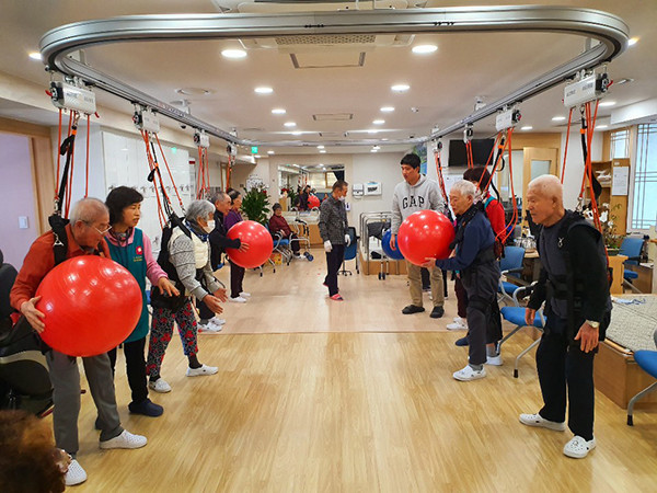 느티나무 데이케어센터에서 어르신들이 운동치료 프로그램을 실시하고 있다.