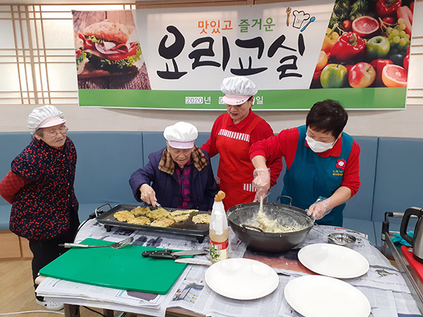 느티나무 데이케어센터에서 어르신들이 요리교실 프로그램을 실시하고 있다.
