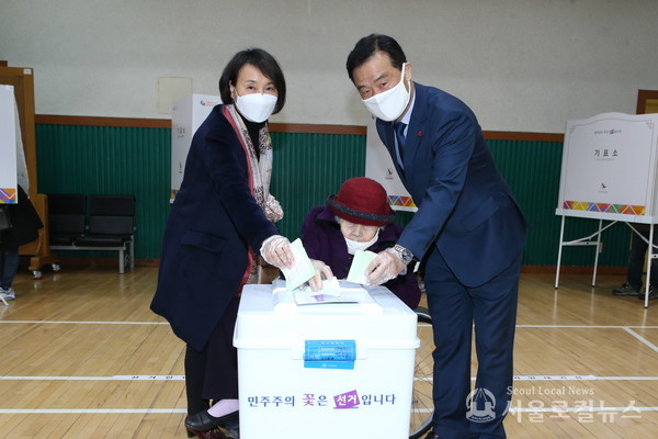 이승로 구청장이 어머니(가운데)와  21대 총선 투표를 하고 있다. / 성북구