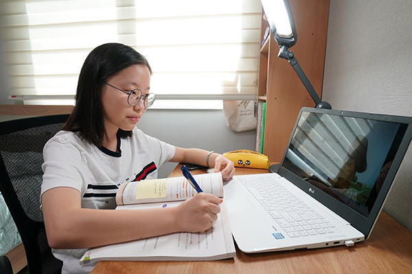 집에서 온라인 수업을 듣고 있는 동대문구 중학생 모습.