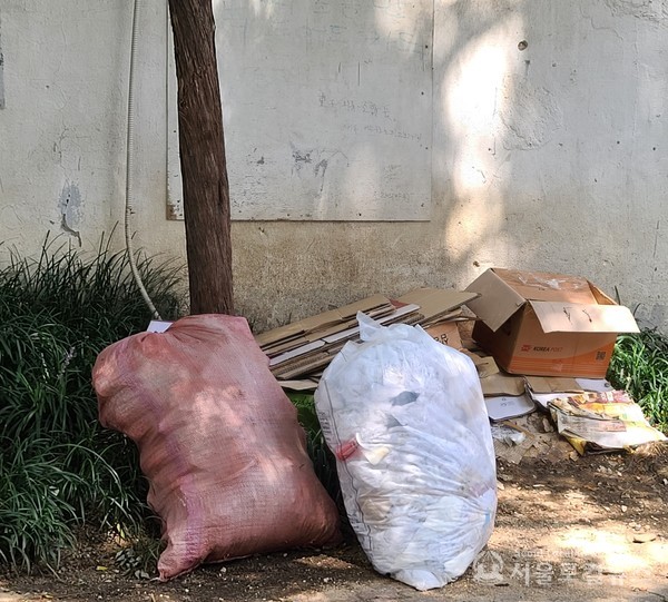 후암동 104가길 부근 어르신 복지시설 놀이터 앞에 덩그러니 놓인 쓰레기 봉투 