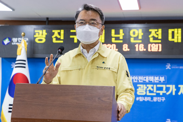 8월 16일 구청 기획상황실에서 ‘코로나19 관련 대구민 메시지’를 녹화하고 있는   김선갑 광진구청장
