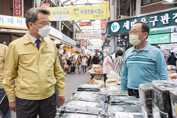 지난 5월 전통시장에 방문해 상인들을 격려하고 있는 김선갑 광진구청장