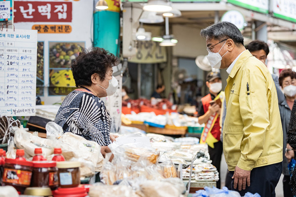 전통시장 상인들의 애로사항을 듣고 있는 김선갑 광진구청장