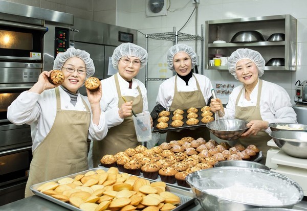 어르신 일자리 사업에 참여해 빵을 만드는 일에 참여하고 있다.  / 마포구
