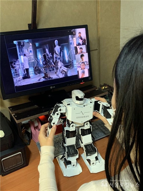 언택트 과학교실’을 통해 어린이들이 로보과학자의 꿈을 키우고 있다. 사진은 언택트 과학교실에 참여하는 한 어린이가 모니터를 통해 친구들에게 직접 만든 로봇을 보여주고 있다. / 성북구