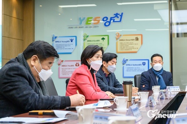 지난 19일 양천구청 본관 5층 열린참여실에서 열린 2021년 기자 설명회에 참여한 김수영 양천구청장과 기자들.