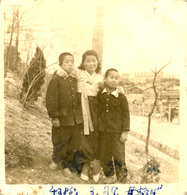 사진9 : 이기연 제공 / 1952년 / 무학초 올라가는 길목/두 학생과 선생님