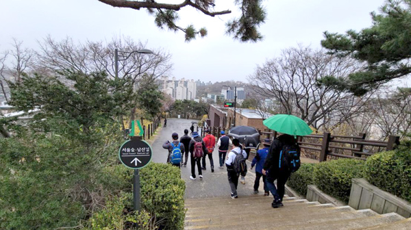 서울숲 남산길은 자연 속에서 도시의 풍광을 바라볼 수 있는 길이다. 그 길은 함께 걷는 가족들, 친구들과 함께 할 때 서로에게로 향하는 온전한 길이 된다. 