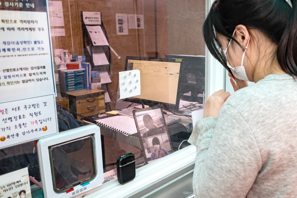 광진구보건소 선별진료소 내에 설치된 수어통역 영상전화기로 대화하고 있는 모습