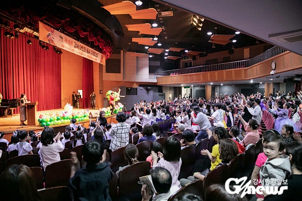 지난 2019년 ‘강서 어린이 솜씨 자랑대회’에서 식전공연으로 준비된 벌룬매직쇼에 어린이들이 참여하고 있다.