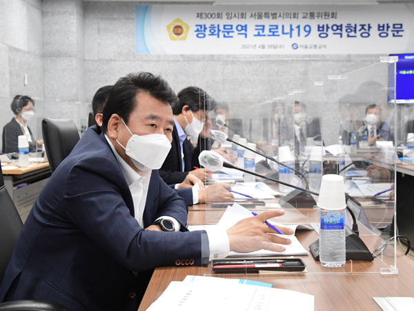 정지권의원이 서울교통공사 업무보고를 받고 있다.