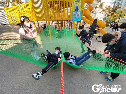 신월동 '태양 어린이공원'에서 '꿈의 놀이터 놀이 활동'을 하고 있는 어린이들