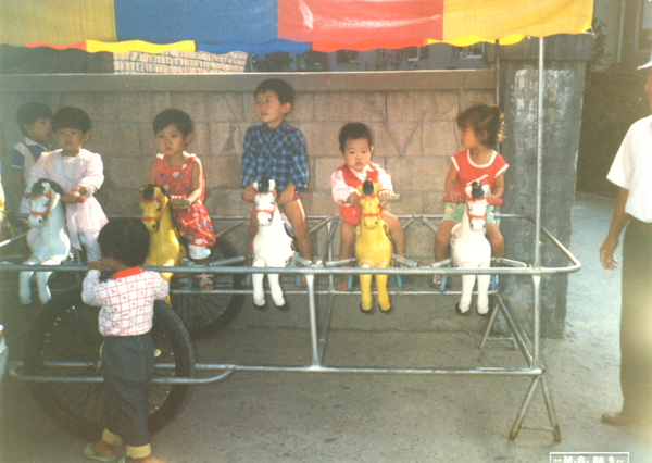 사진2: 조진호 제공 / 1988경 / 성수1가2동 민락연립주택 앞 / 왕자 말을 타고.