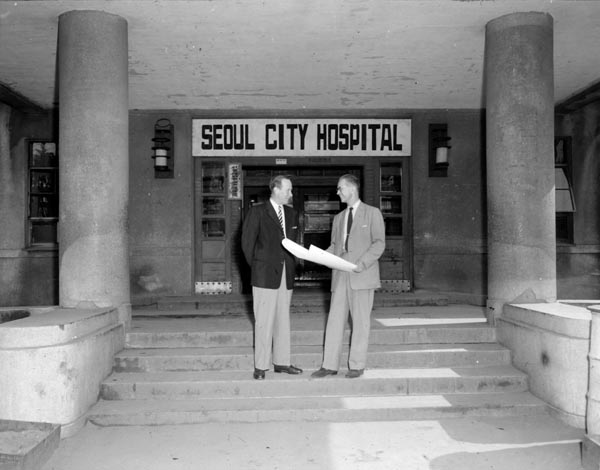1958년 서울시립시민병원, 미해군 그로스 제독과 스톡홀롬 건축가 구스타프(Gustaf)가 병원 신축 문제를 논의하는 모습