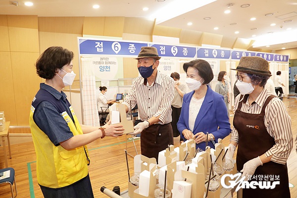 김수영 구청장과 양천시니어클럽 참여 어르신이 간식을 전달하고 있다.
