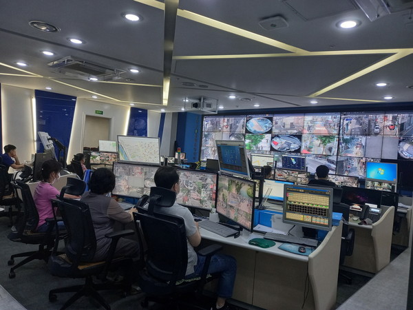 금천구 U-통합운영센터에서 관제요원이 CCTV를 모니터링하고 있다