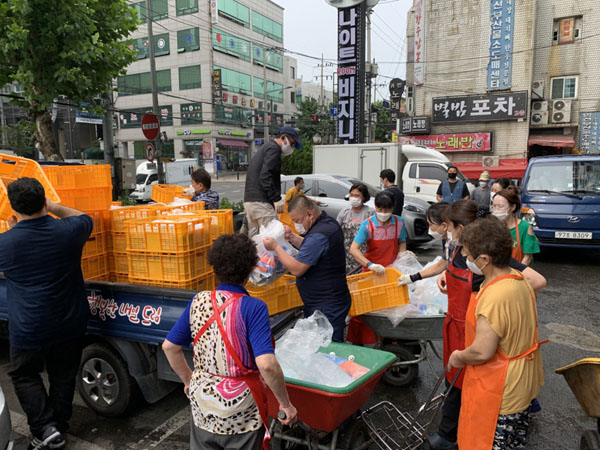 금천지역자활센터가 지난 8월 13일(금) 독산동 소재 협진빌딩 주차장에서 우시장 상인회에 재활용 아이스팩을 전달했다