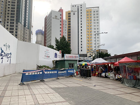 지하철 1호선 청량리역 舊 롯데백화점 앞 불법 거리가게(노점) 철거 후(오른쪽) 모습.