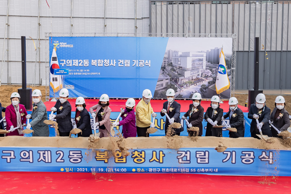 19일 열린 구의2동 복합청사 건립 기공식에서 시삽을 하고 있는 김선갑 광진구청장(가운데)