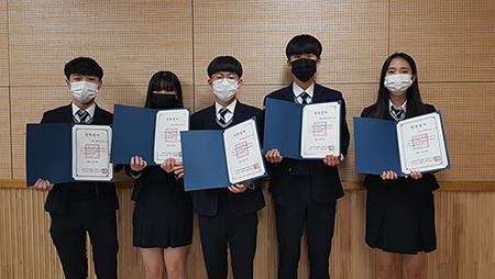 한국신지식인협회가 전달한 장학금을 받은 학생들이 장학증서와 함께 기념촬영을 하고 있는 모습.