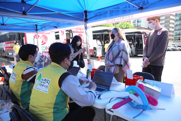 지난 18일 “생명 ON” 헌혈캠페인에 앞장선 서울야고보지파 성도들 