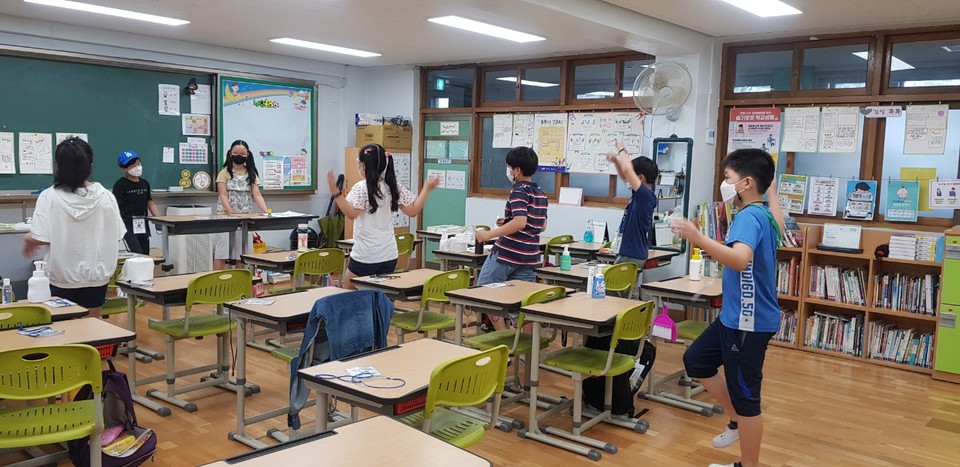 '움직이는 교실'에서 수업 중인 학생들