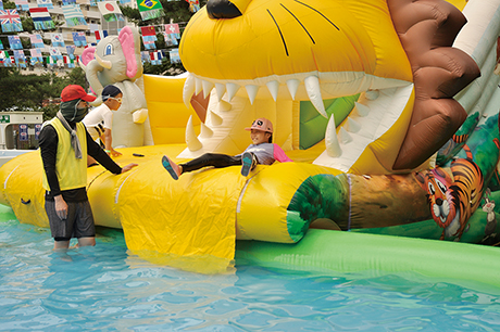 배봉산 야외물놀이장에서 워터슬라이드를 즐기는 어린이 모습.