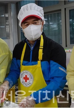 배식봉사하는 김현기 서울시의장