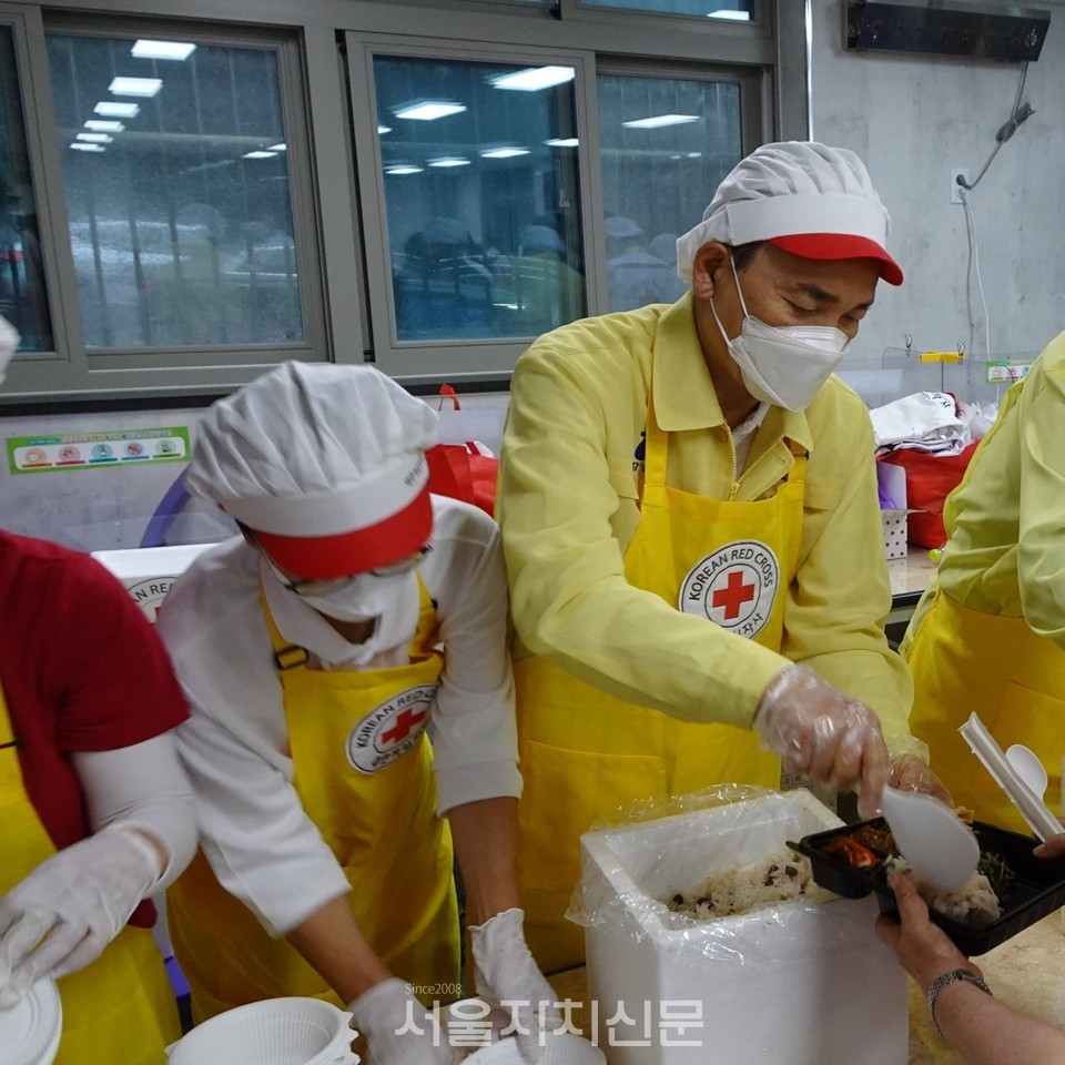 조성명 강남구청장이 11일 구룡중학교 이재민 임시대피소에서 배식봉사를 하고 있다.