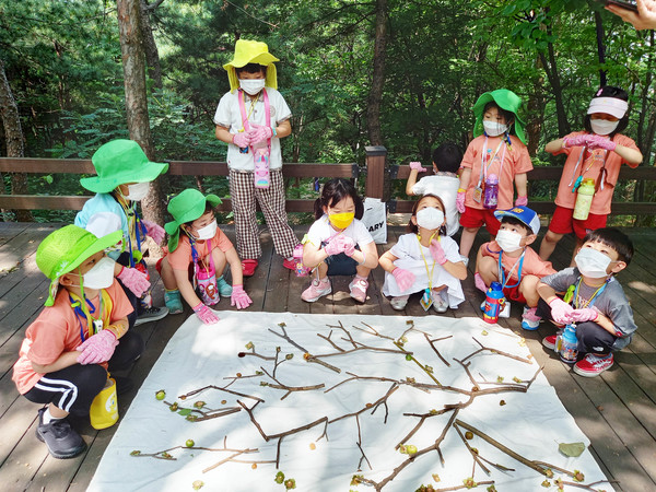 아이들이 성북구 개운산공원 유아숲체험원에서 ‘낙엽 나무 만들기’ 놀이를 하고 있다.