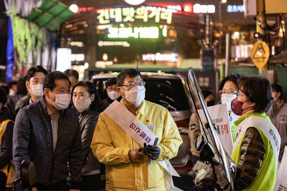 지난 17일, ‘군중밀집 안전사고 예방 캠페인’에 참여한 김경호 광진구청장이 건대 맛의 거리를 돌아보고 있다.