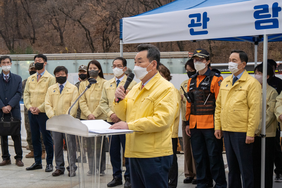 지난 22일 SRT 수서역에서 실시된 ‘2022년 재난대응 안전한국 훈련’에서 김형대 의장이 훈련 참가자들에게 격려의 말을 하고 있다. 
