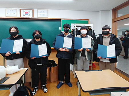 한국신지식인협회가 구랍 30일 울릉중학교 졸업생 다섯 명에게 세 번째 장학금을 전달했다.