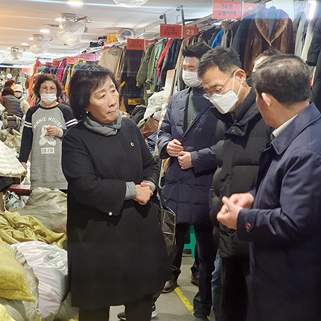 신복자 시의원이 서울풍물시장을 찾아 관계자들 의견을 청취하고 있는 모습.