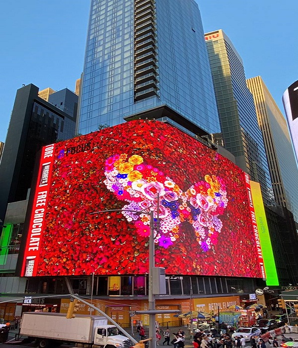 뉴욕 맨해튼 타임스퀘어’ 대형 전광판에 날개를 펄럭이고 있는 김홍년 작가의 나비작품