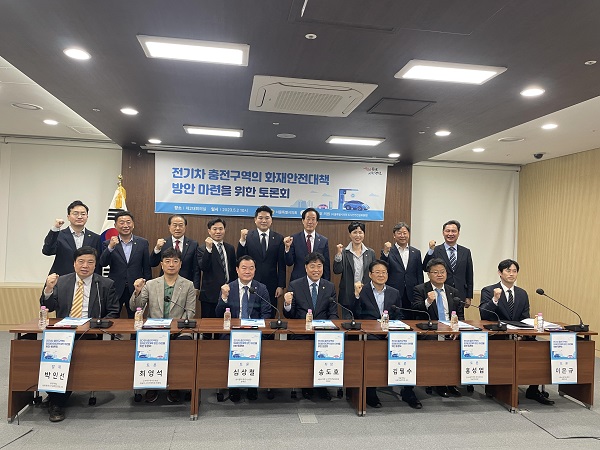 송도호 의원(엎 중앙)이 토론회 참석자들과 기념촬영