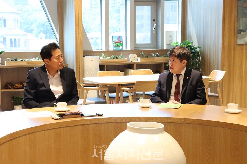 유경준 의원 , 오세훈 시장에게 삼성 · 대치 토지거래허가구역 해제 의견 및 주민 서명서 전달 3