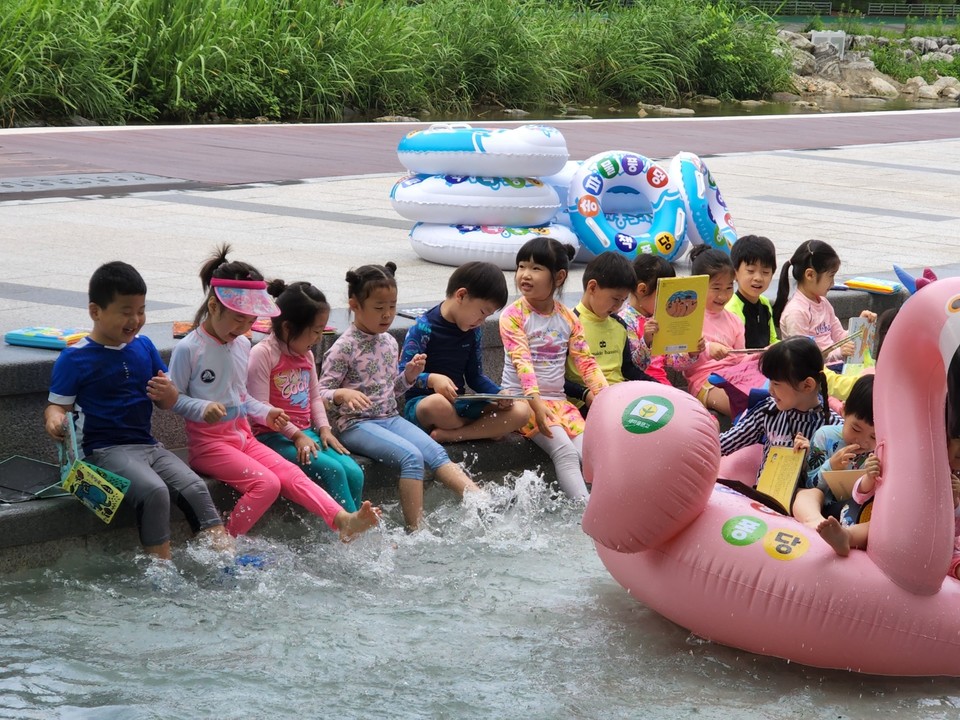 2022년 7월. 어린이들이 성내천 물놀이장 피서지문고에서 체험활동과 독서를 즐기고 있다.