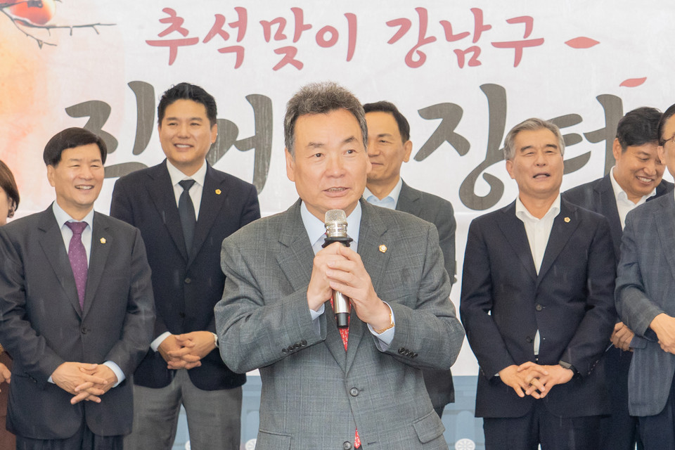 김형대 의장이 직거래 장터에서 축사를 하고 있다.