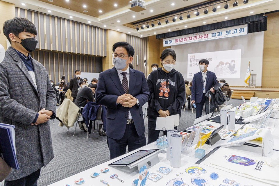 박강수 마포구청장이 청년일자리사업 보고회에서 청년들이 만든 제품을 둘러보고 있다.