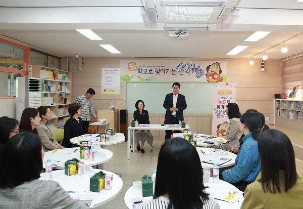 삼성중 학부모와 소통하고 있는 박준희 구청장