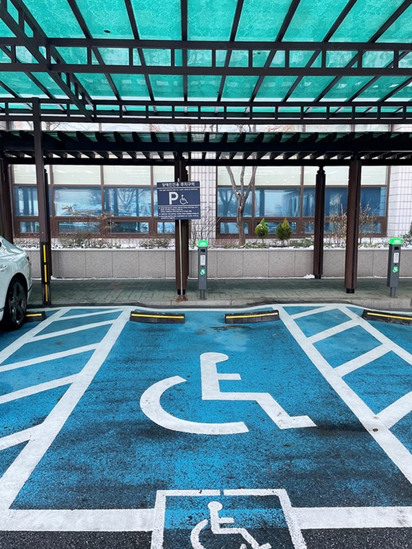 양천구청 후문 주차장에 설치된 ‘장애인 전용 주차구역 스마트지킴이’